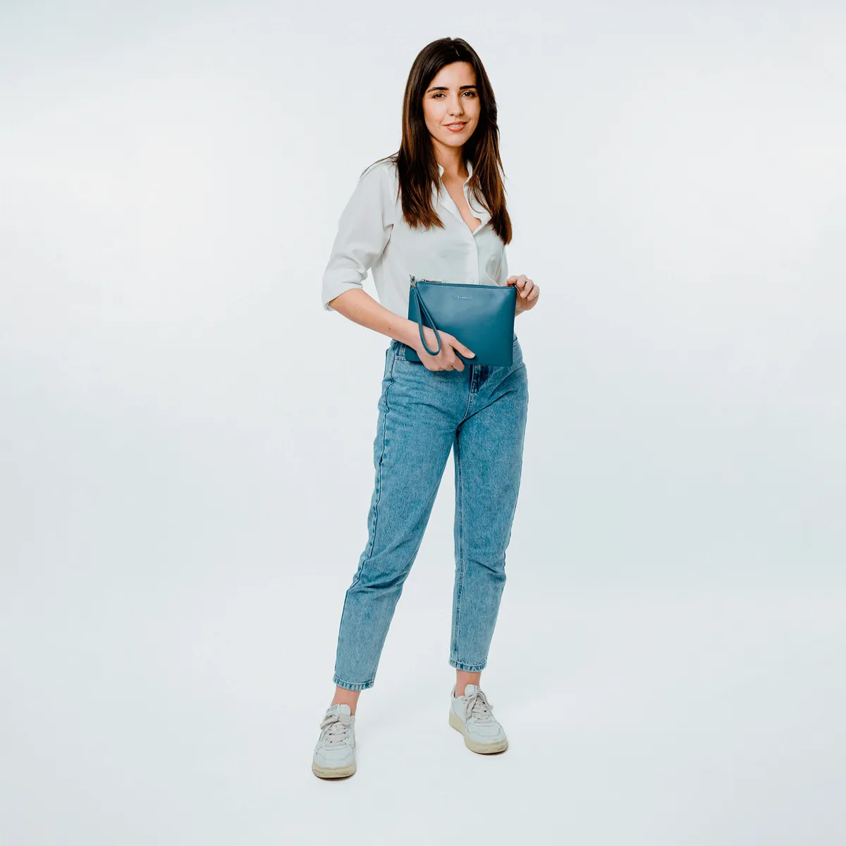 Pochette bleue jeans en synthétique lisse
